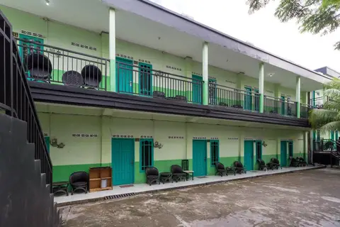 OYO 754 Nur Aziziah Guest House Syariah — фото 1