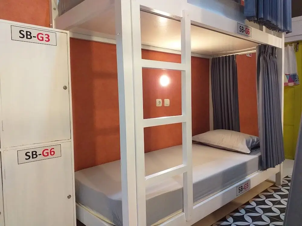 Батуретно: Home Addicts Hostel