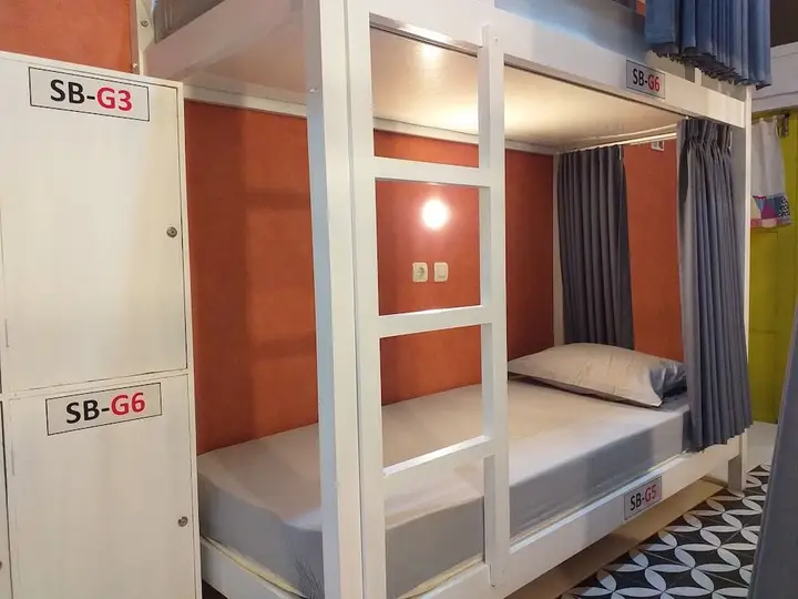 Батуретно: Home Addicts Hostel