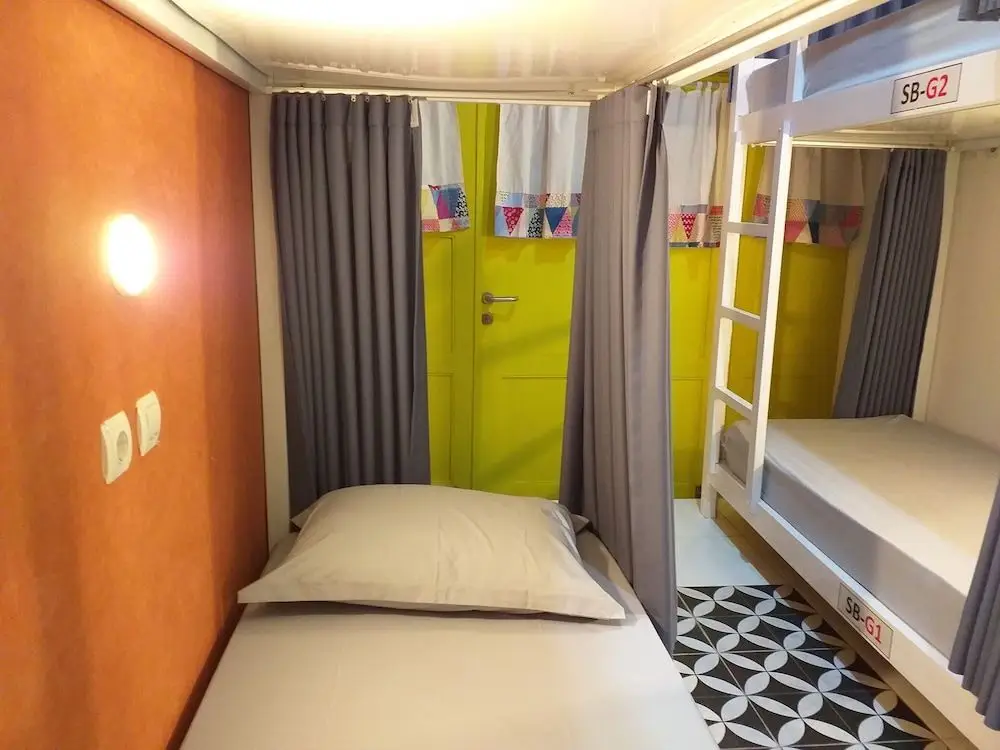 Батуретно: Home Addicts Hostel