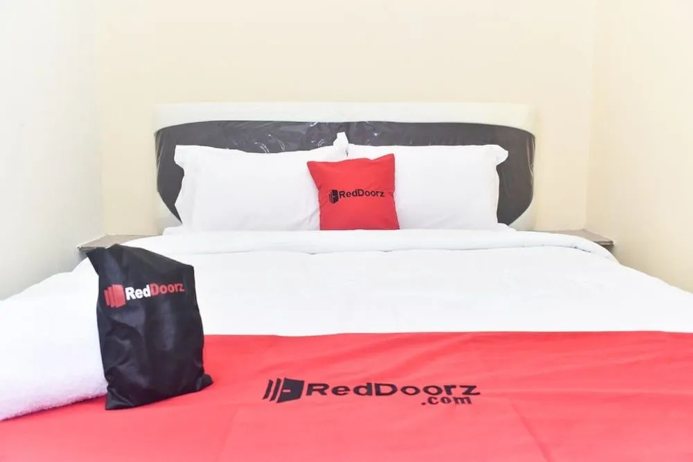Сурабая: RedDoorz Syariah near Exit Tol Waru