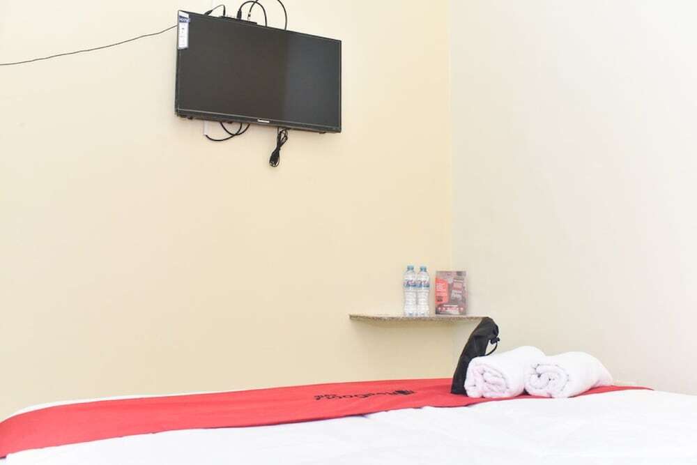 Сурабая: RedDoorz Syariah near Exit Tol Waru