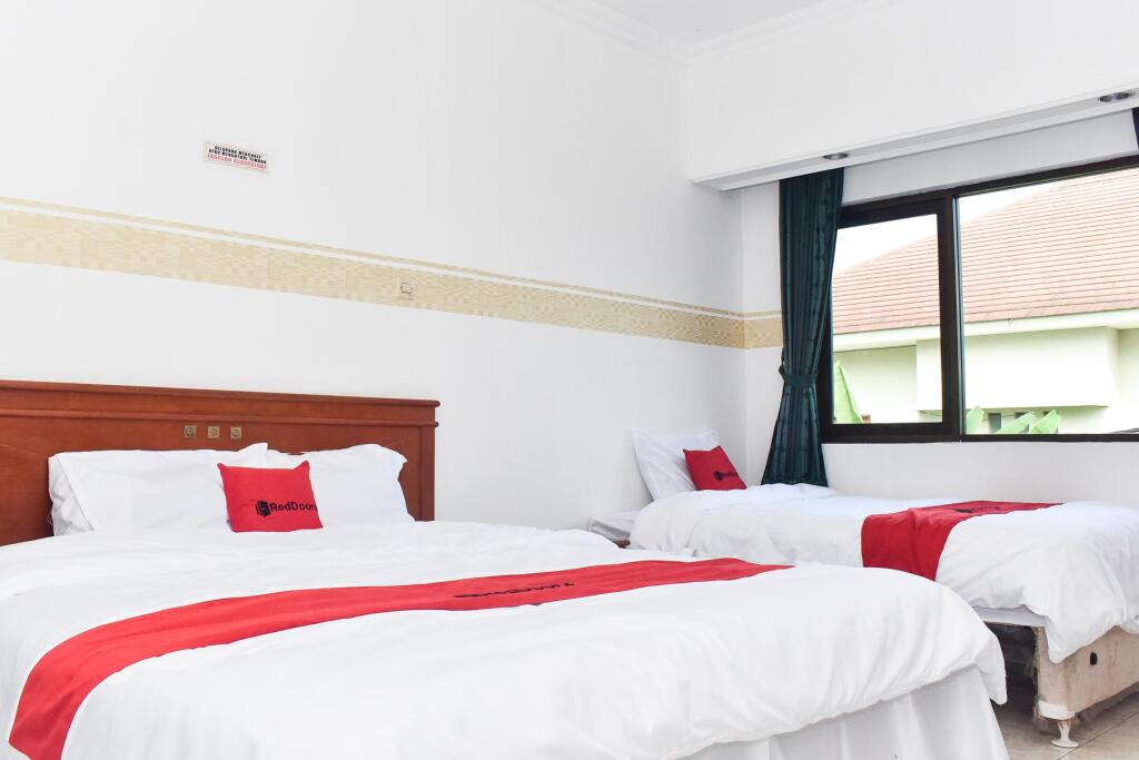 Сурабая: RedDoorz near Lenmarc Mall Surabaya
