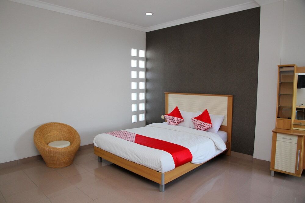 Палу: OYO 1098 Rego Hotel