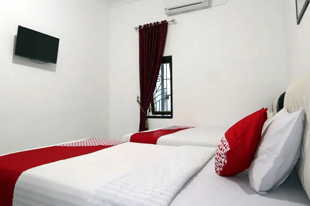 Паданг: OYO 956 Penginapan Eby