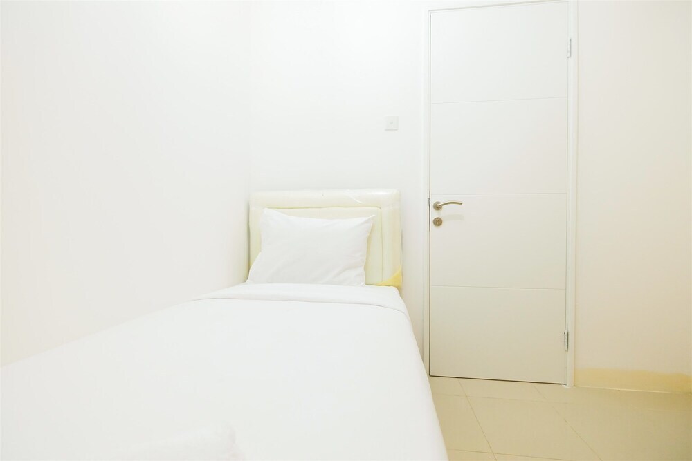Джакарта: Cozy 2BR Bassura City Apartment with City View