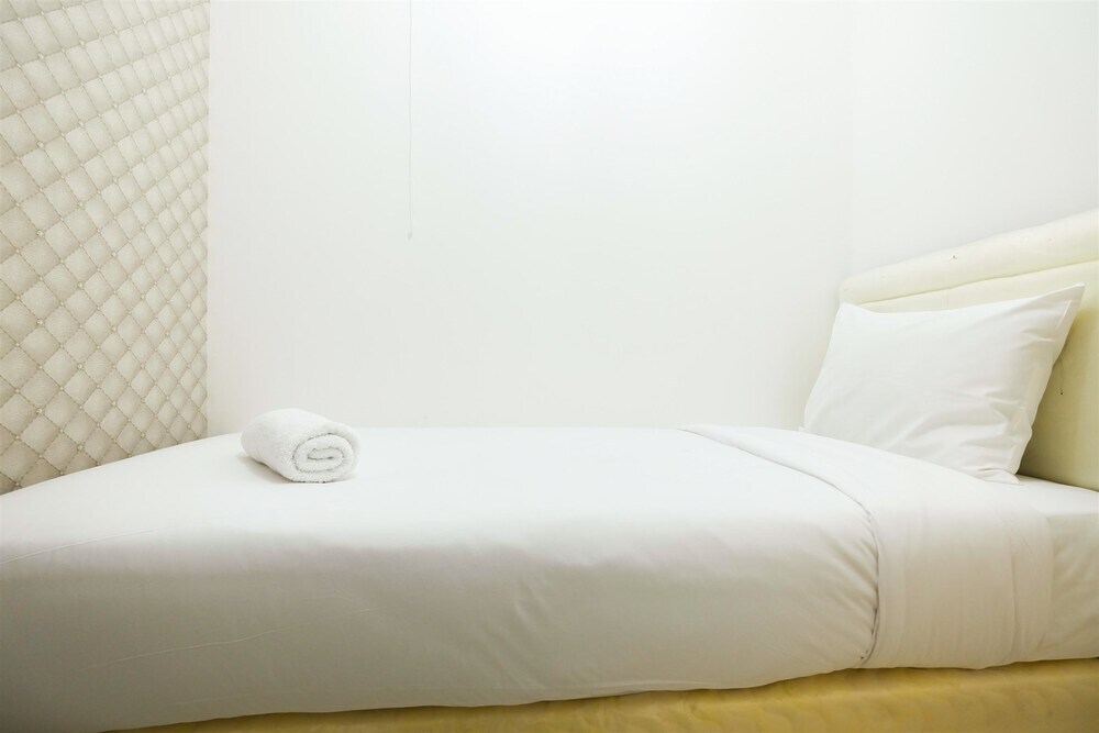 Джакарта: Cozy 2BR Bassura City Apartment with City View