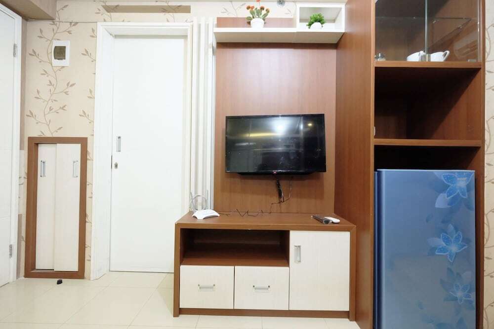 Джакарта: Extravaganza 2BR Bassura City Apartment