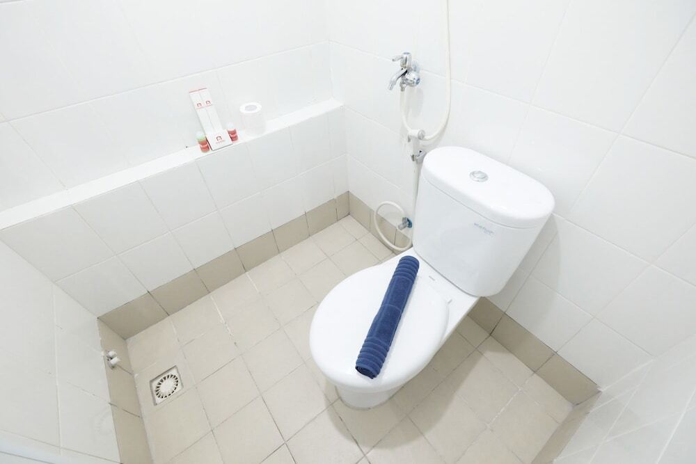 Джакарта: Direct Access to The Mall 2BR Bassura City Apartment