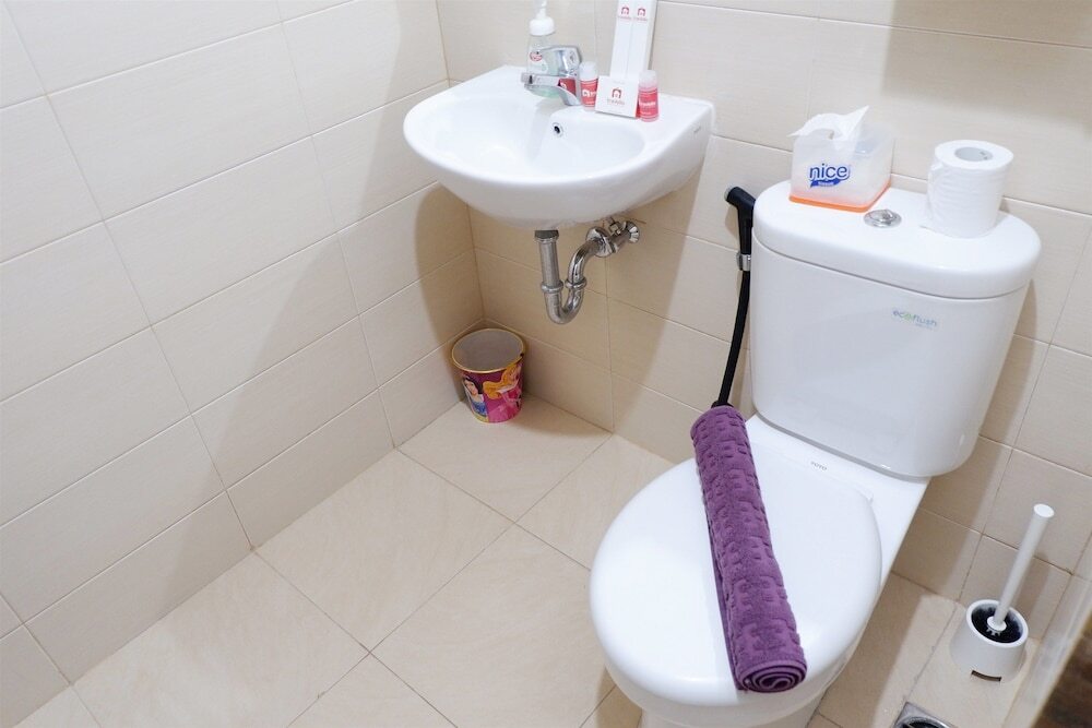 Джакарта: Close to Pool Studio Apartment Sky Terrace at Daan Mogot Baru