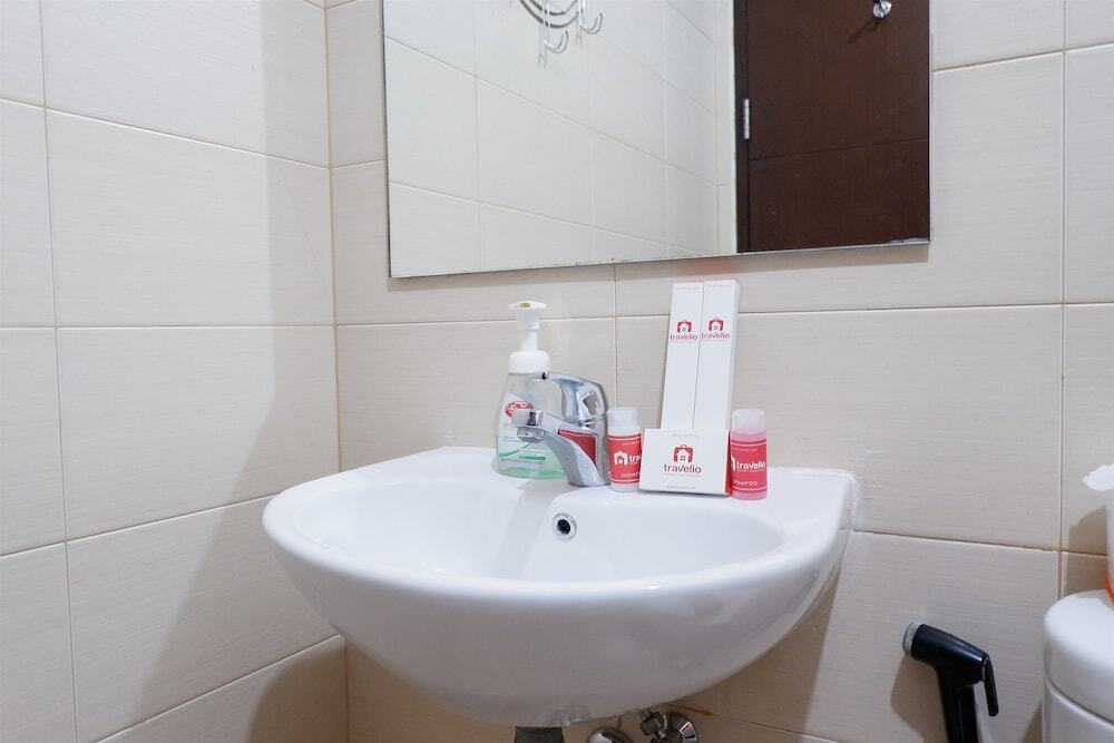 Джакарта: Close to Pool Studio Apartment Sky Terrace at Daan Mogot Baru