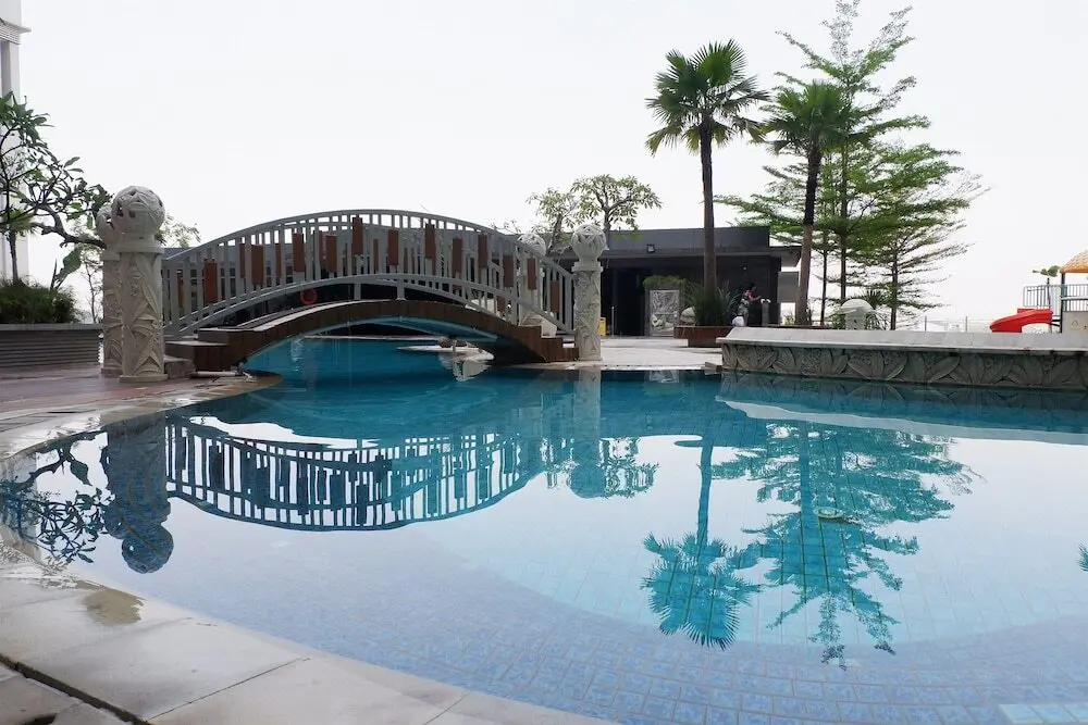 Джакарта: Close to Pool Studio Apartment Sky Terrace at Daan Mogot Baru
