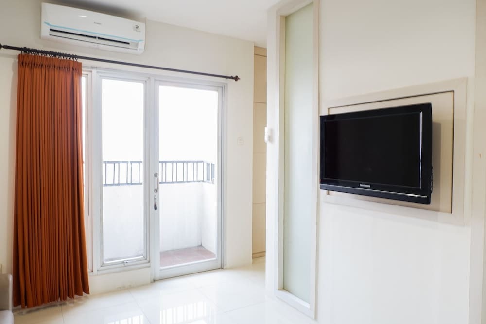 Сурабая: Comfy 1BR Twin Tower Apartment