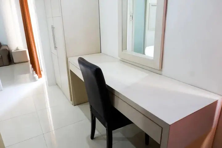 Сурабая: Comfy 1BR Twin Tower Apartment