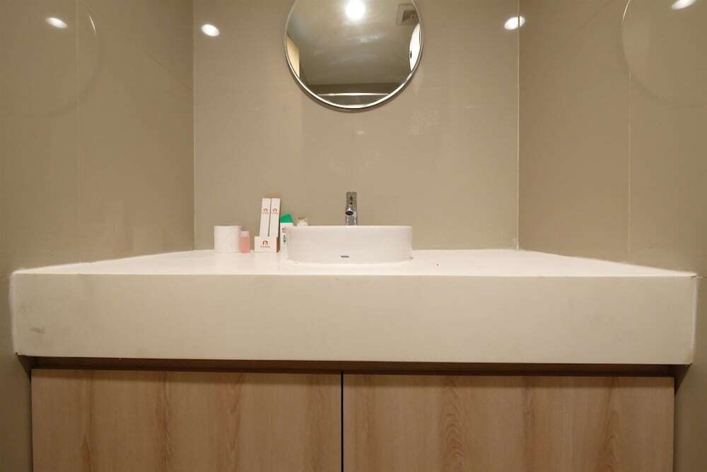 Южный Тангеранг: Classic Studio Tree Park Apartment near ICE BSD By Travelio