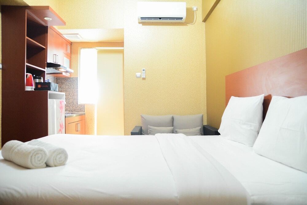Южный Тангеранг: Parquette Studio Green Lake Apartment near Ciputat By Travelio