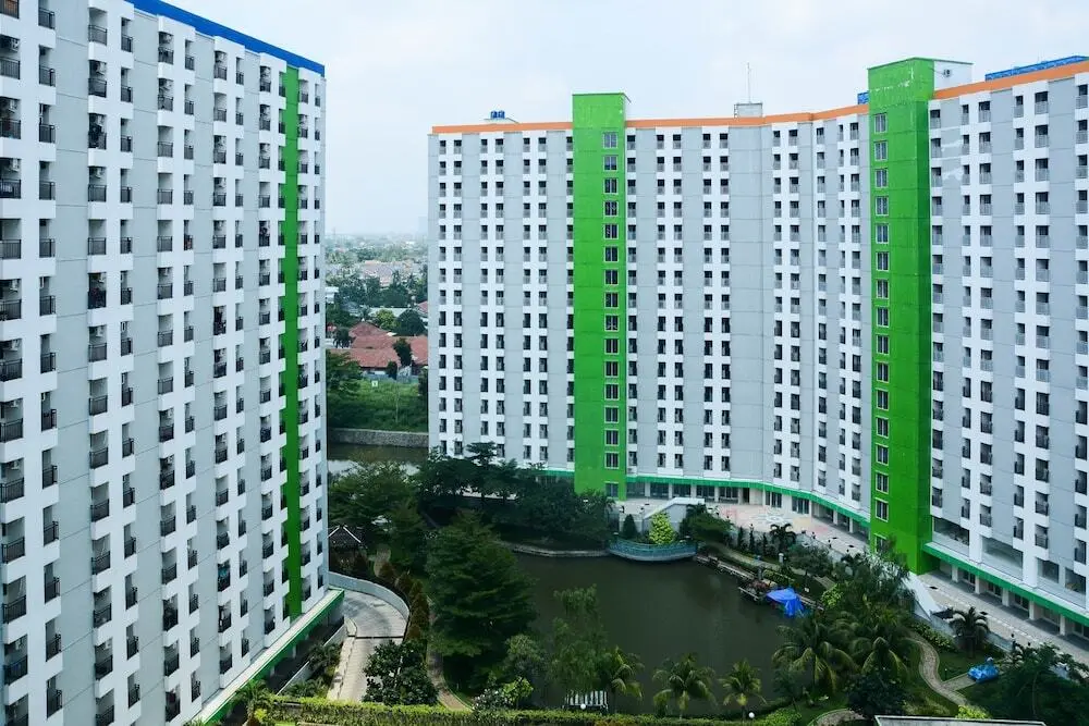 Южный Тангеранг: Parquette Studio Green Lake Apartment near Ciputat By Travelio