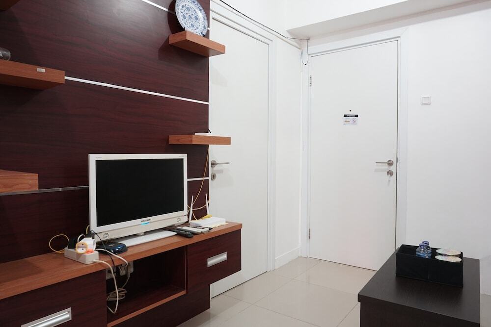 Джакарта: Homey and Warm 2BR Green Pramuka Apartment