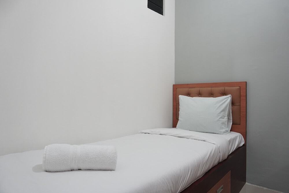 Джакарта: Homey and Warm 2BR Green Pramuka Apartment