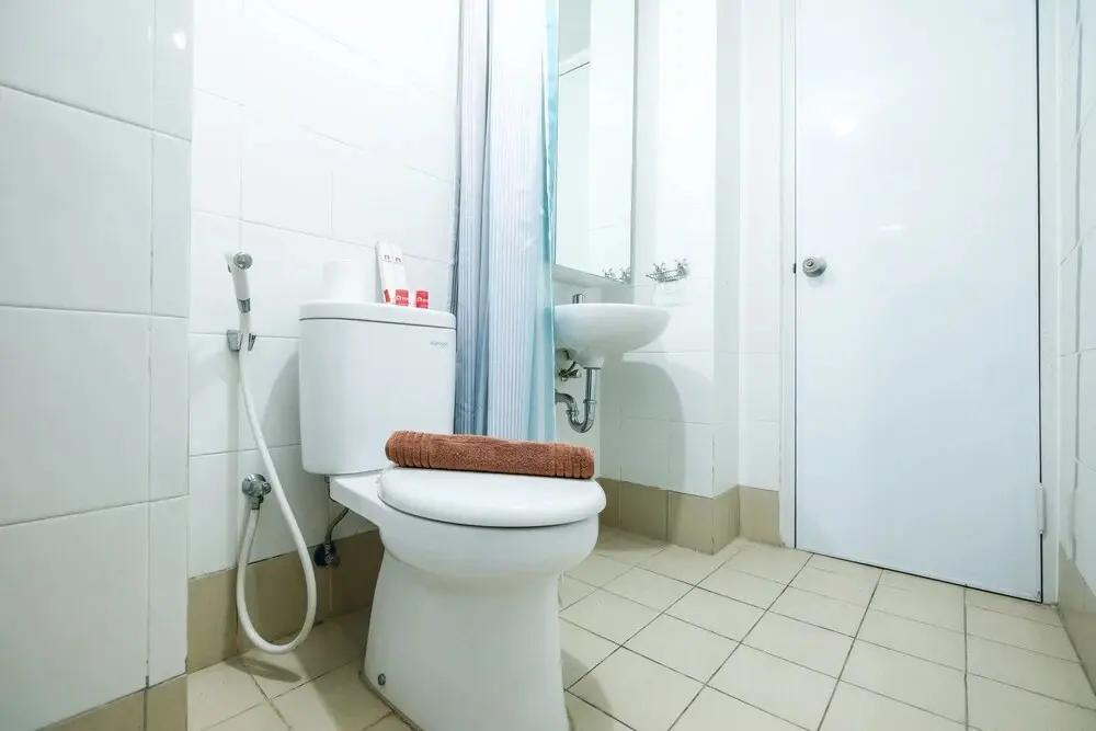 Джакарта: Modern And Comfy 3BR Bassura City Apartment