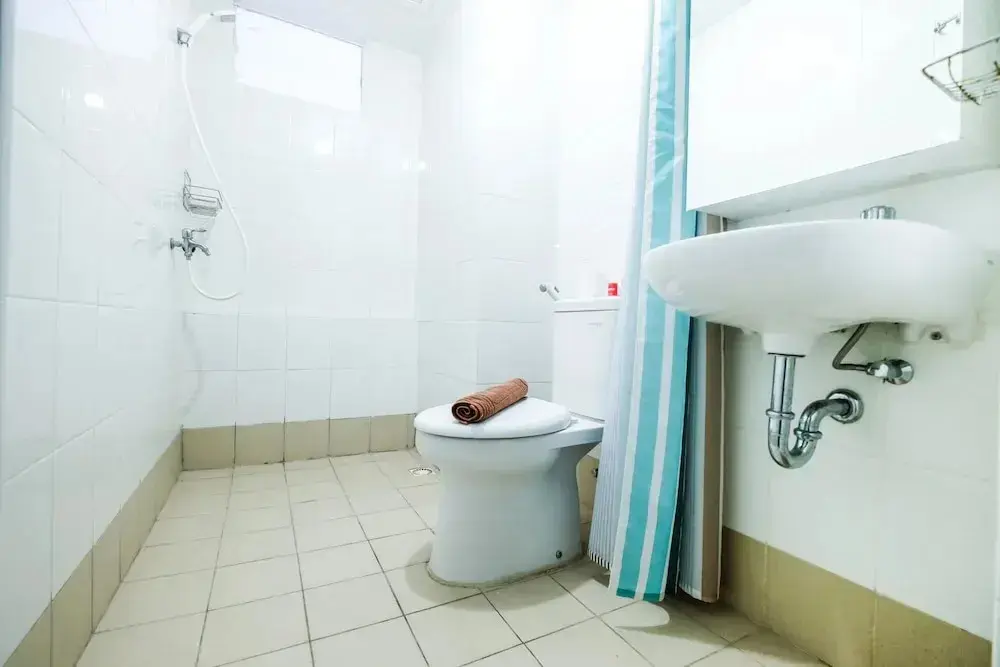 Джакарта: Modern And Comfy 3BR Bassura City Apartment