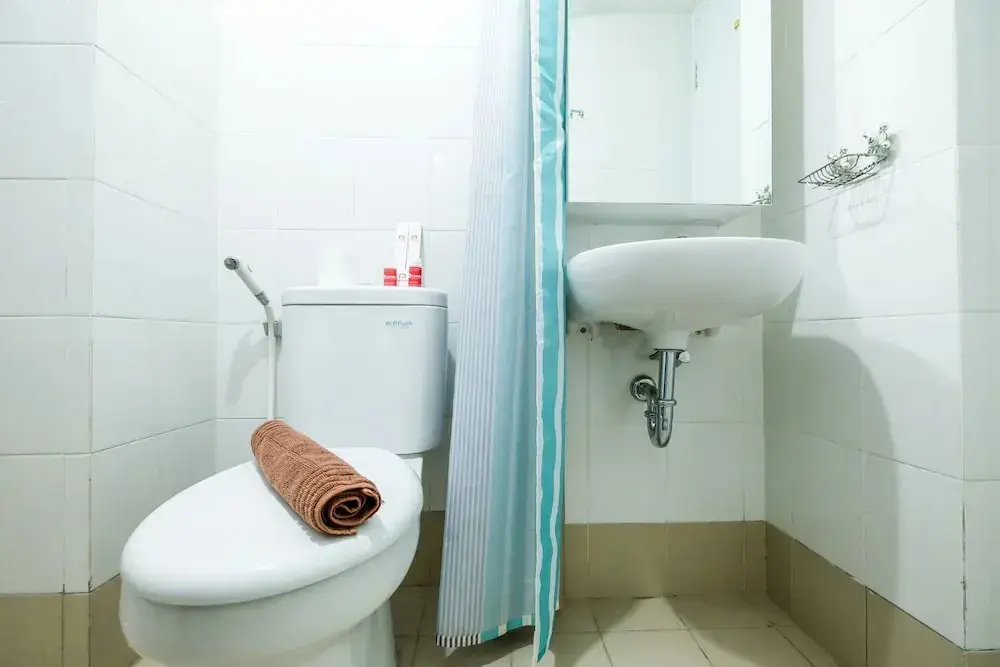 Джакарта: Modern And Comfy 3BR Bassura City Apartment