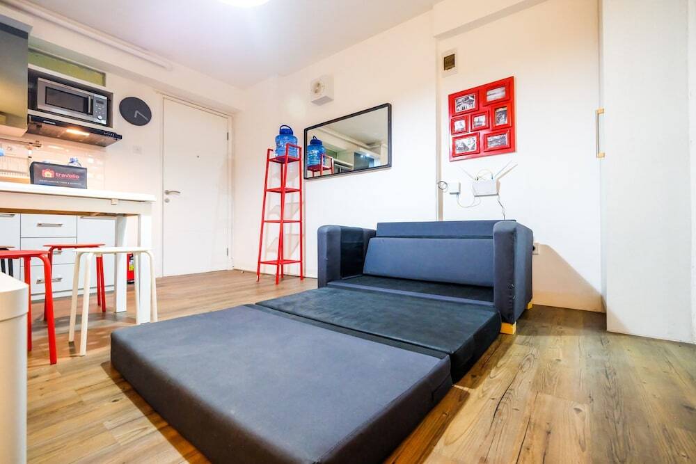 Джакарта: Modern And Comfy 3BR Bassura City Apartment