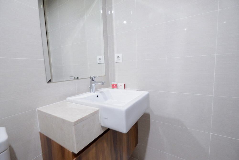 Джакарта: Strategic Location Studio Puri Mansion Apartment