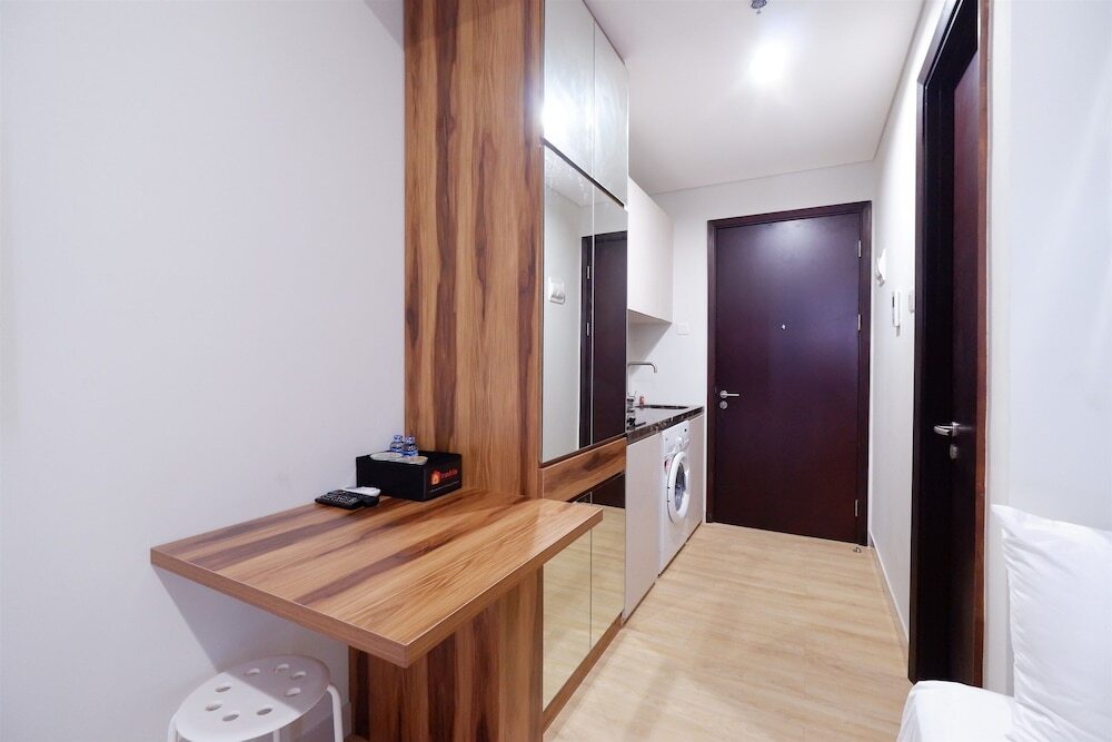 Джакарта: Strategic Location Studio Puri Mansion Apartment