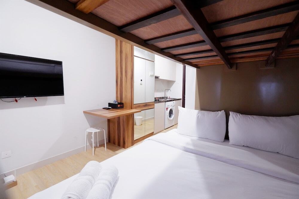 Джакарта: Strategic Location Studio Puri Mansion Apartment