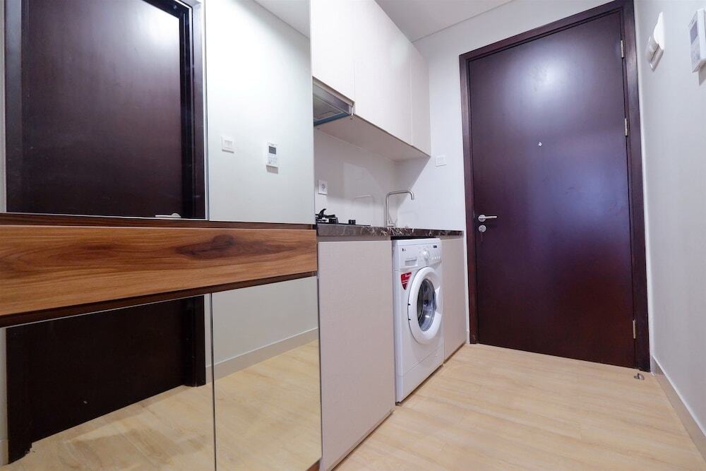 Джакарта: Strategic Location Studio Puri Mansion Apartment