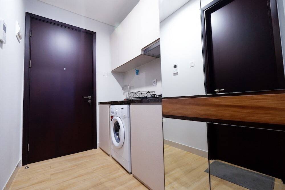 Джакарта: Comfortable Studio Puri Mansion Apartment