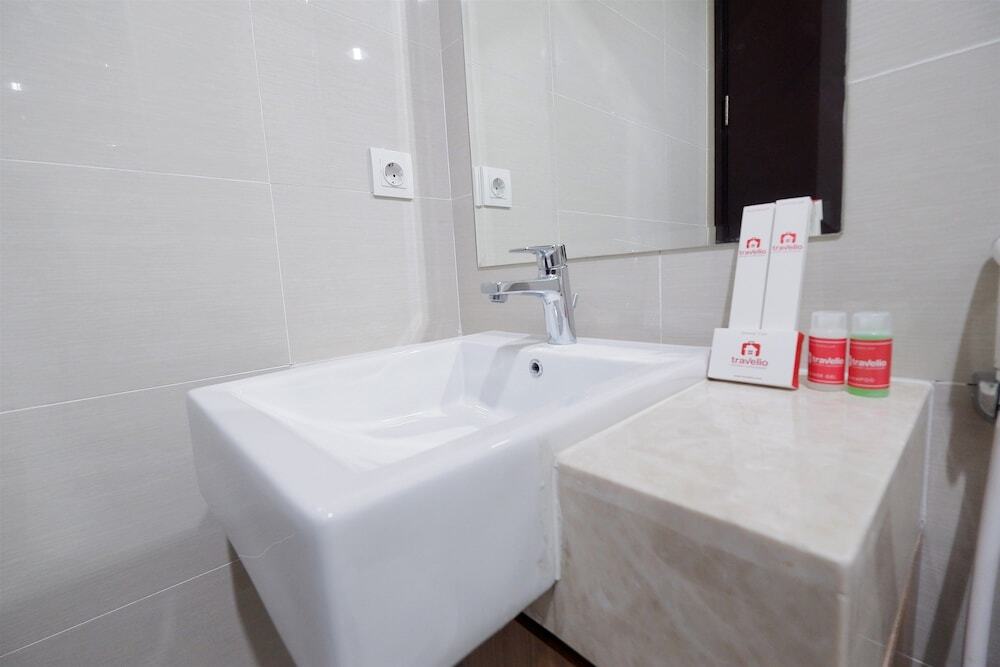 Джакарта: Comfortable Studio Puri Mansion Apartment