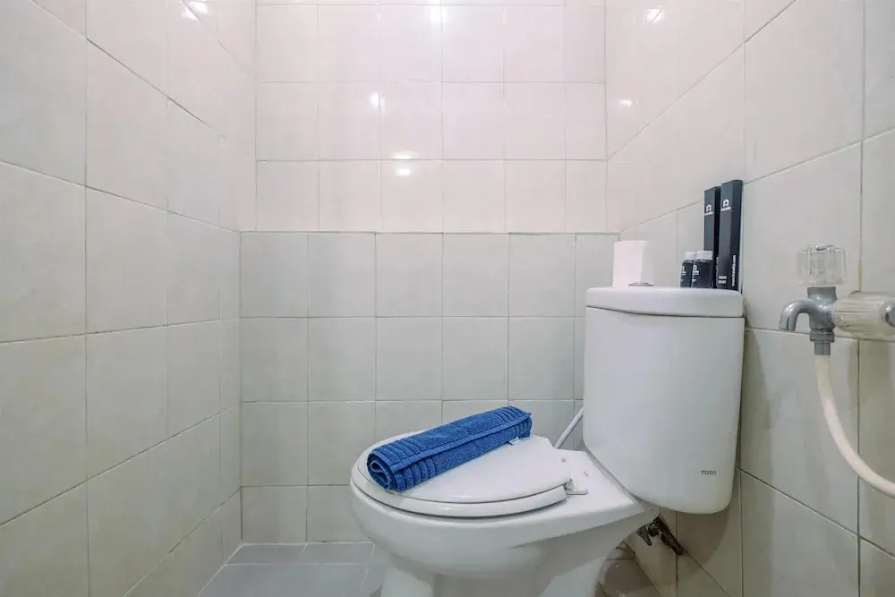 Джакарта: Furnished Green Pramuka 1BR Apartment with Modern Style and City View