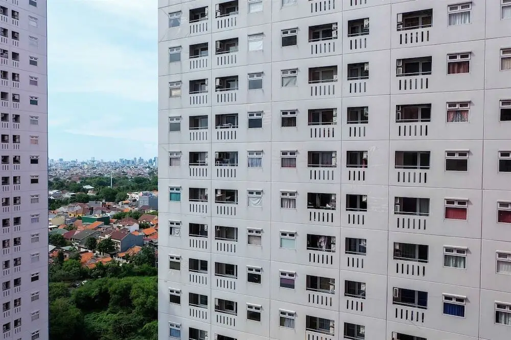 Furnished Green Pramuka 1BR Apartment with Modern Style and City View — фото 1