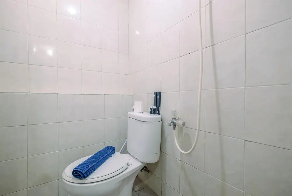 Джакарта: Furnished Green Pramuka 1BR Apartment with Modern Style and City View