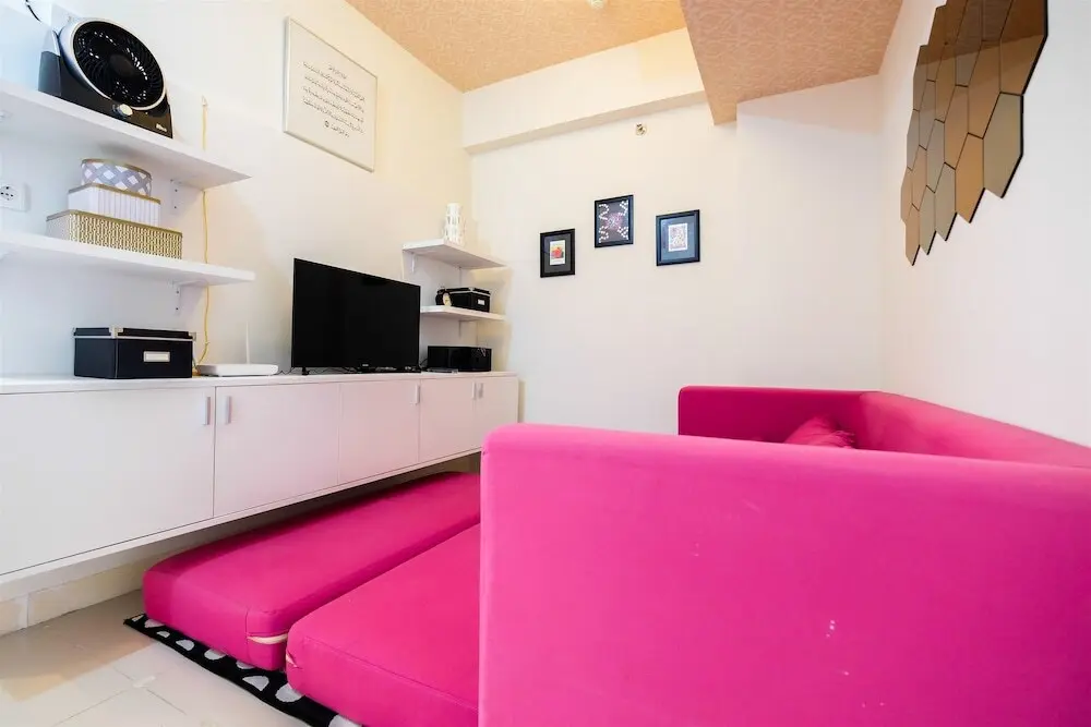 Джакарта: Furnished Green Pramuka 1BR Apartment with Modern Style and City View