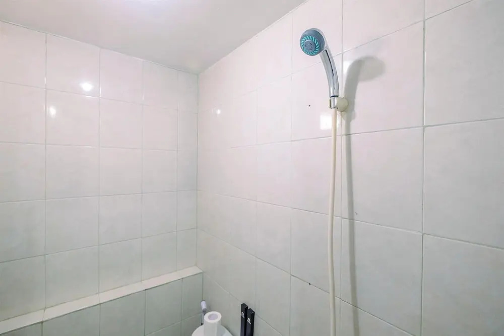Джакарта: Furnished Green Pramuka 1BR Apartment with Modern Style and City View