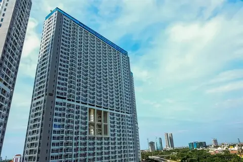 Homey and Modern 2BR Puri Mansion Apartment — фото 1