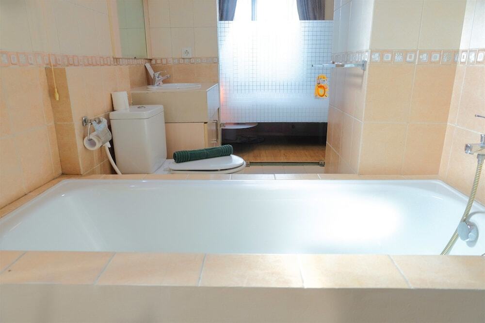 Джакарта: Best 1BR Apartment at Hampton's Park Residence