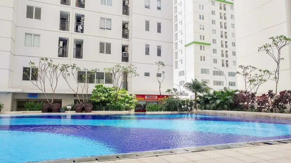 Джакарта: Connect to Pool 2BR Apartment at Bassura City