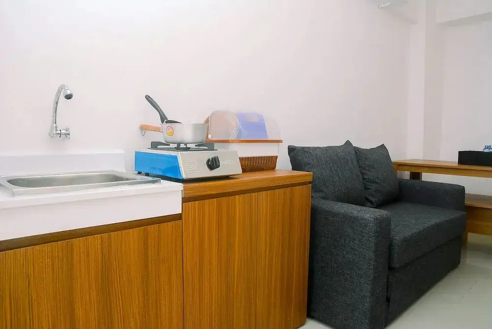 Джакарта: 2BR Minimalist Bassura City Apartment By Travelio