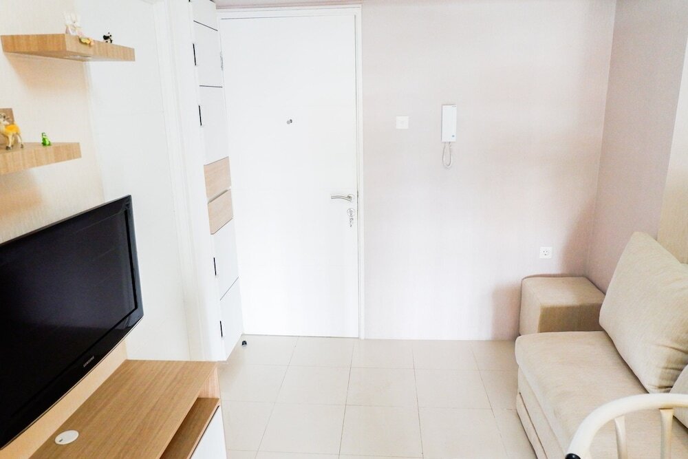 Джакарта: Modern and Comfy Design 2BR Bassura City Apartment