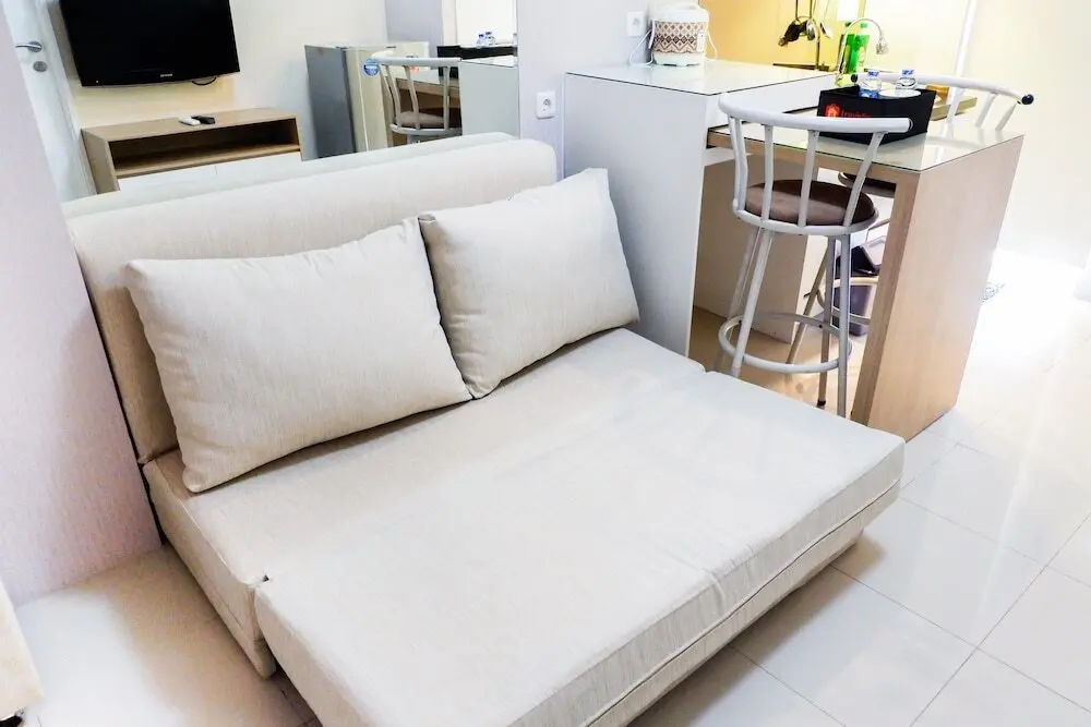 Джакарта: Modern and Comfy Design 2BR Bassura City Apartment