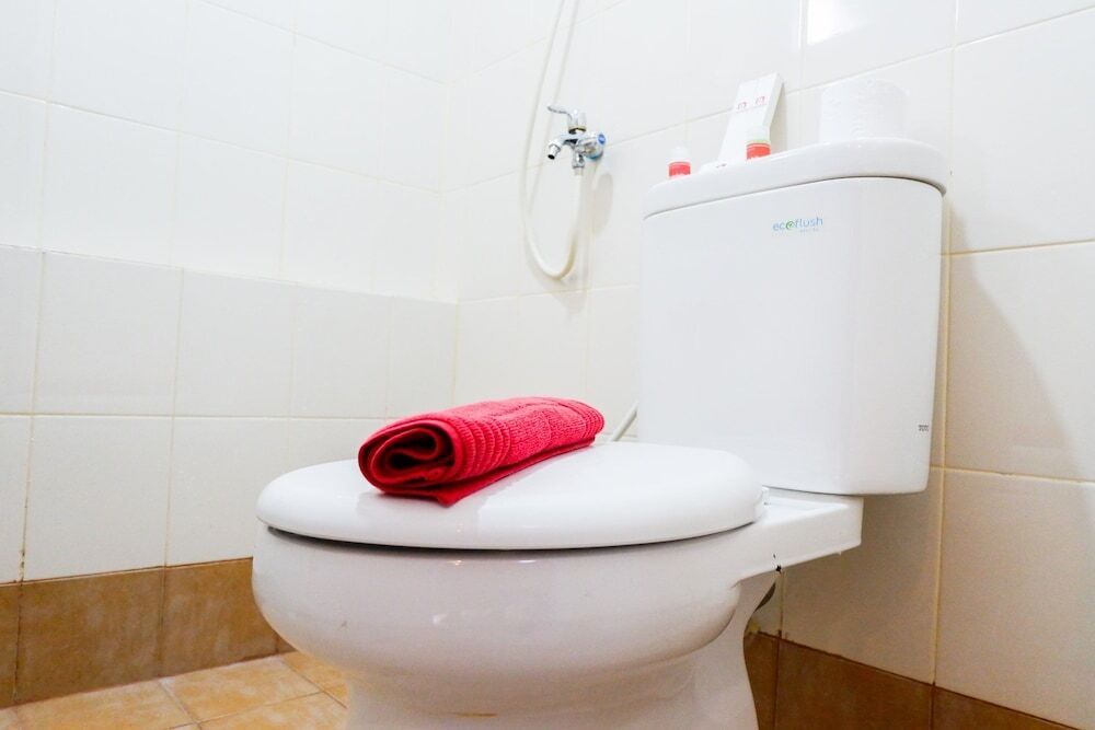 Джакарта: Modern and Comfy Design 2BR Bassura City Apartment