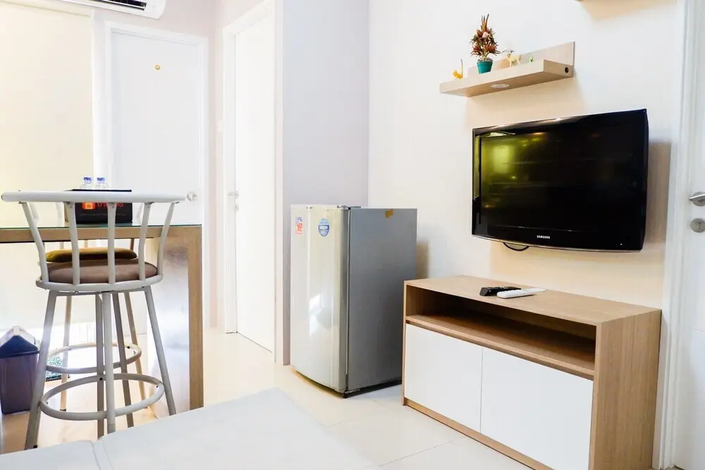 Джакарта: Modern and Comfy Design 2BR Bassura City Apartment