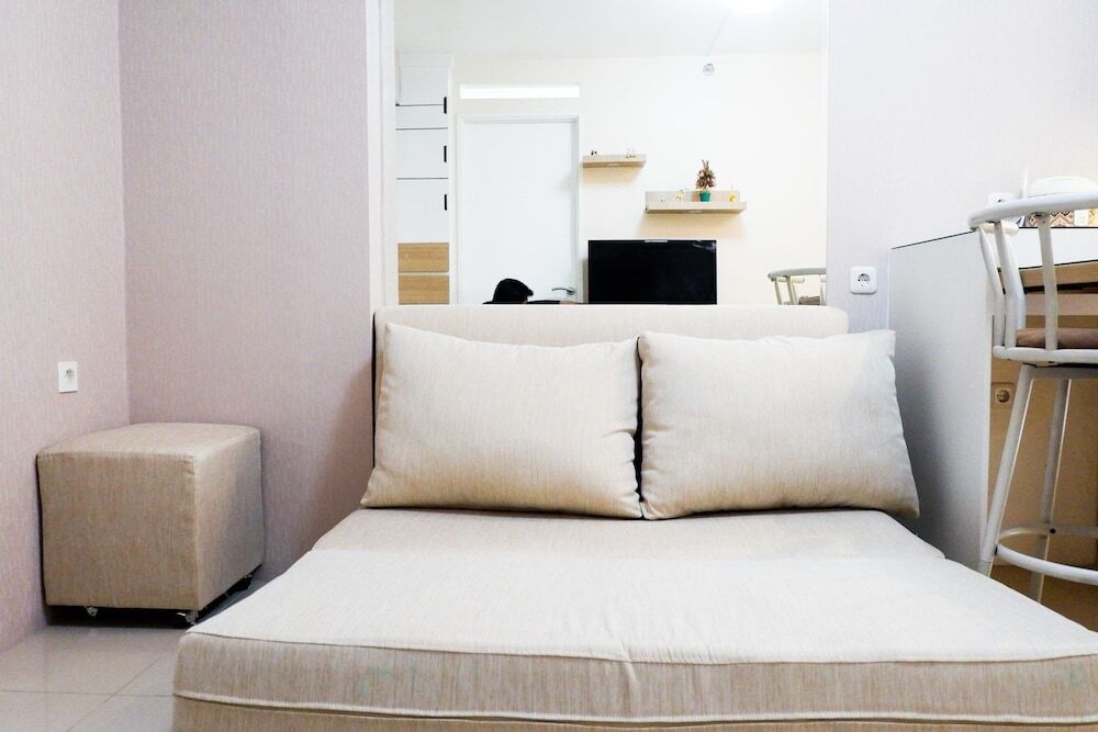 Джакарта: Modern and Comfy Design 2BR Bassura City Apartment