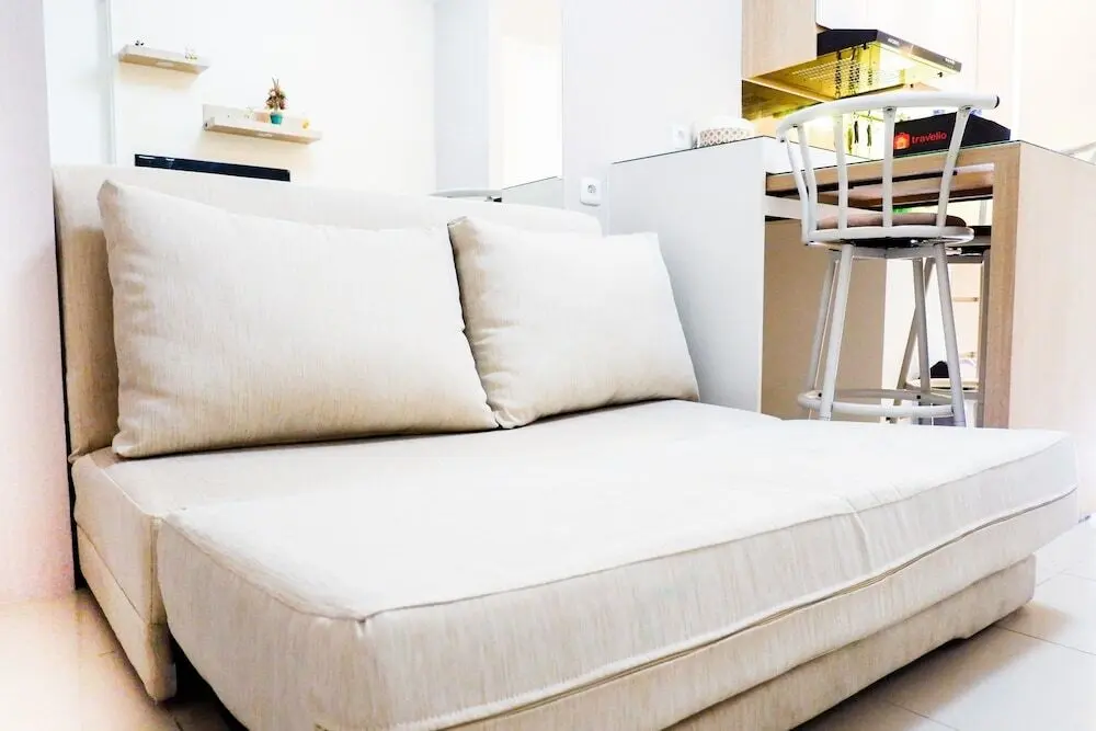 Джакарта: Modern and Comfy Design 2BR Bassura City Apartment