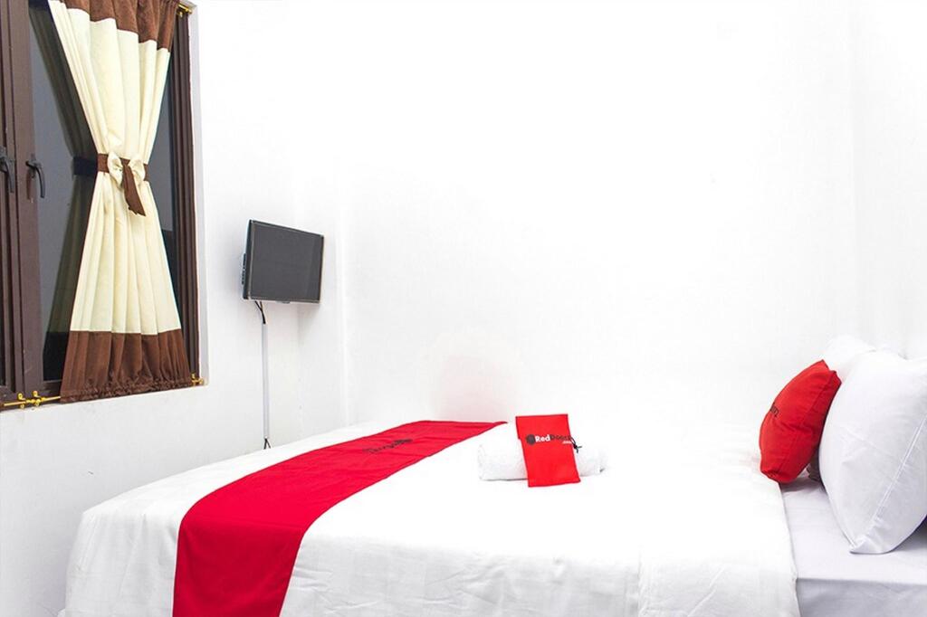 Караванг: RedDoorz @ Galuh Mas