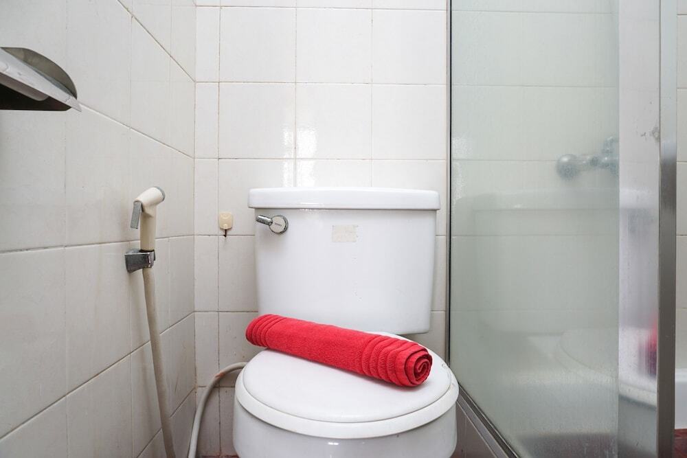 Джакарта: 2BR with Pool View at Beverly Tower Apartment
